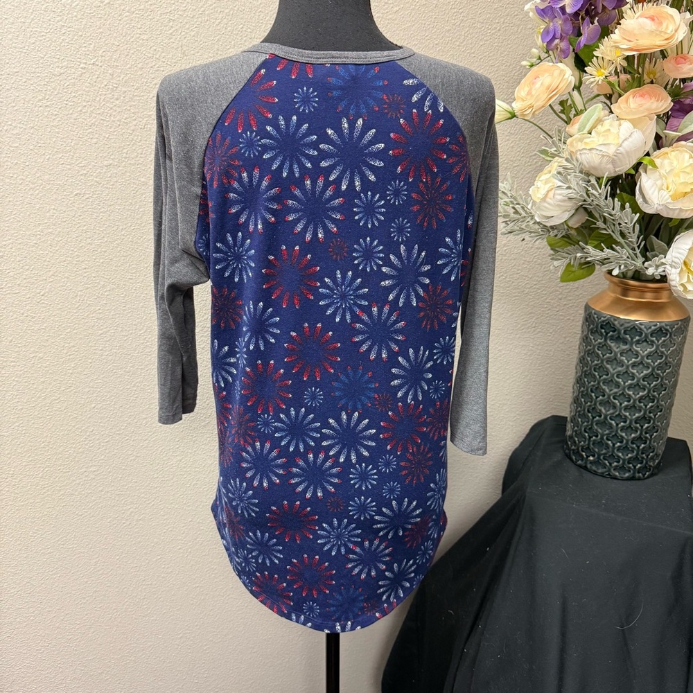 LuLaRoe Medium 3/4 Sleeve Raglan Tee Red White Blue Stars - Picture 3 of 7